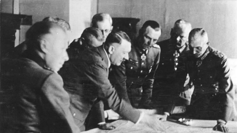 Hitler promove reunião secreta com empresários para financiar o Partido Nazista