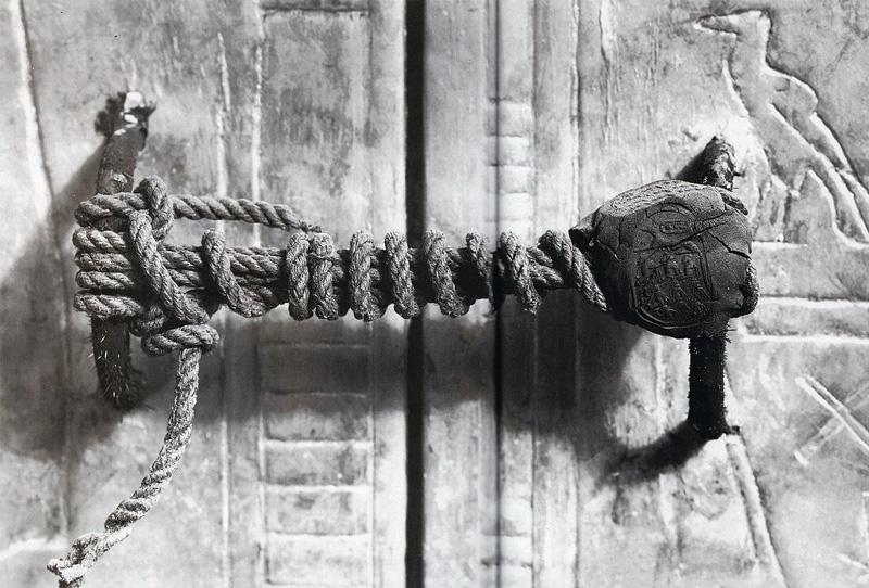 Arqueólogo Howard Carter descobre a tumba de Tutancâmon